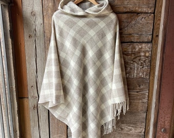 Mantella poncho coperta beige in merino a quadri Mantella poncho da donna con cappuccio in pura lana Mantelle poncho a quadri Poncho in misto lana merino&agnello con frange