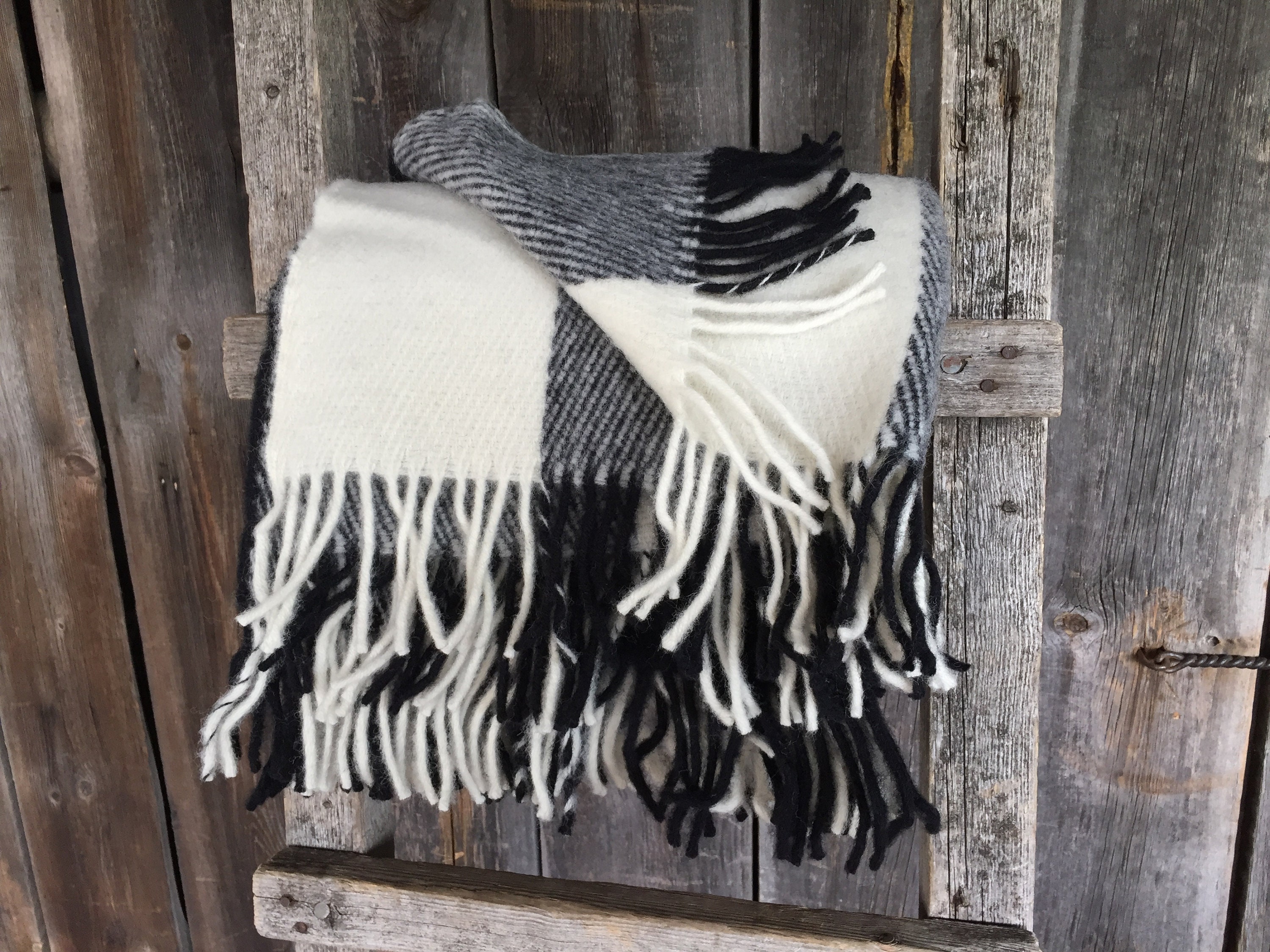 黒/白の大きなチェック柄ウール スローブランケット フリンジ付き、黒