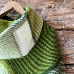 Capa de poncho de lana de cordero verde Poncho de mujer Poncho de manta de lana pura verde/blanco Poncho de lana largo Poncho de lana de cordero verde cálido y hermoso imagen 5