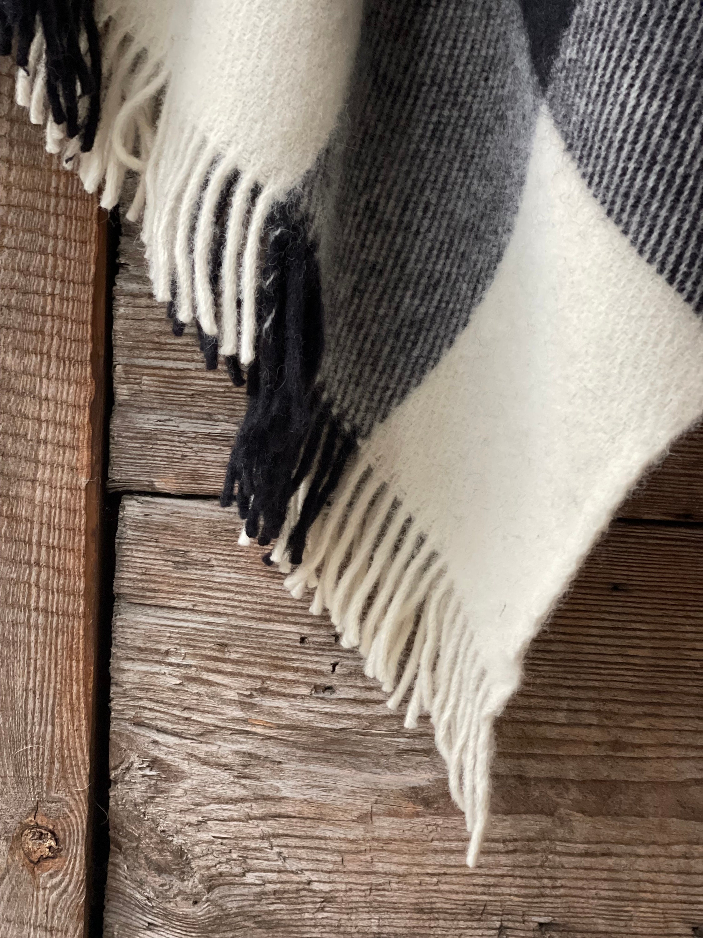 フードとフリンジ付きのレディースポンチョケープ、ブラック、チェック