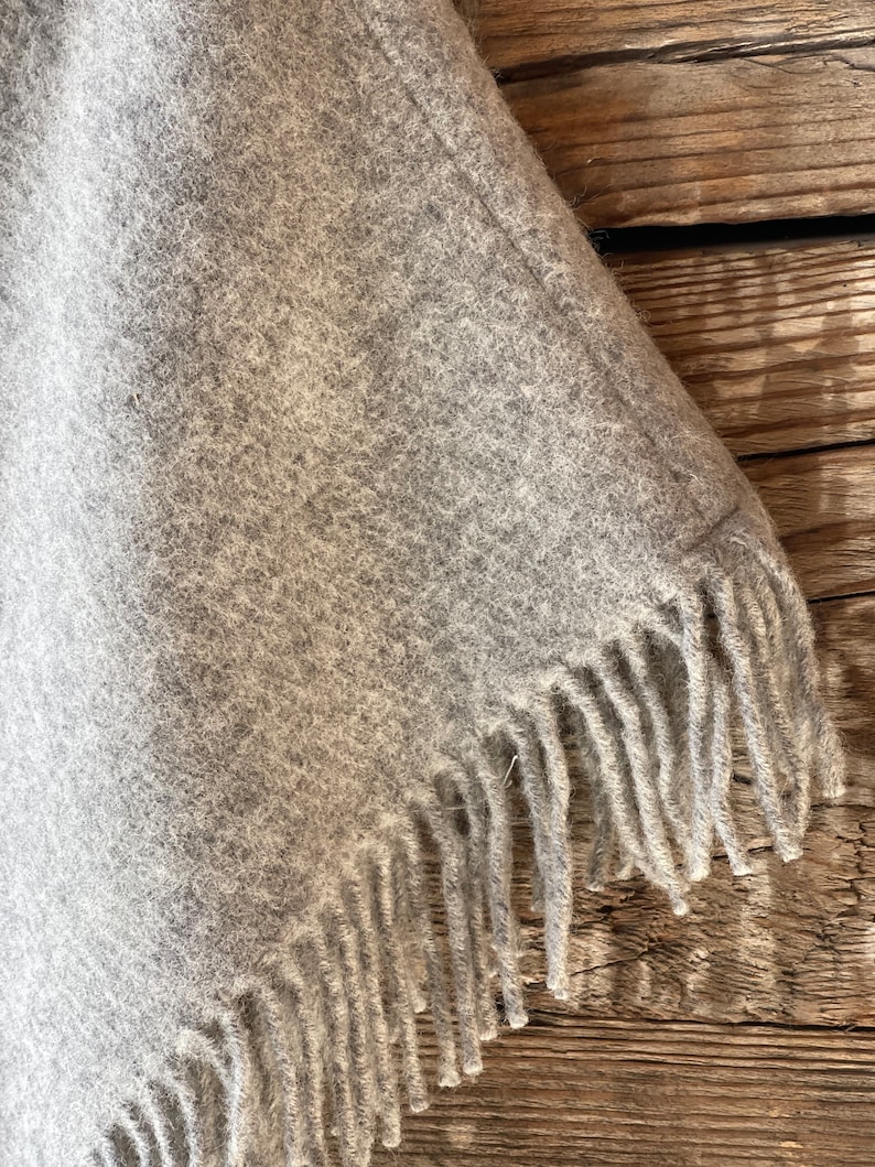 Cape poncho couverture en laine grise à capuche avec franges Cape poncho femme en laine d'agneau gris clair avec franges et capuche Cape poncho couverture en laine image 7