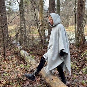 Grey wool poncho with hood and fringes Poncho damen Light grey hooded poncho cape Lambswool blanket poncho Gray Hooded lambswool poncho warm
