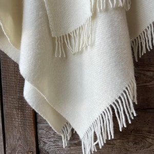 Poncho cape long en laine d'agneau blanc crème avec franges et petit châle Poncho en pure laine pour femmes à carreaux Grand poncho cape en pure laine blanc lait image 10