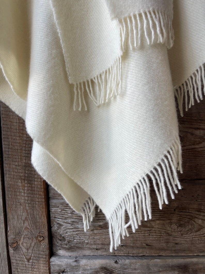 Poncho cape long en laine d'agneau blanc crème avec franges et petit châle Poncho en pure laine pour femmes à carreaux Grand poncho cape en pure laine blanc lait image 10