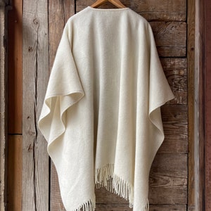 Poncho a mantella aperto beige per donna e uomo Poncho per coperta in lana merino beige grigiastro Scialle caldo avvolgente Poncho a mantella Cardigan aperto sul davanti Beige immagine 6