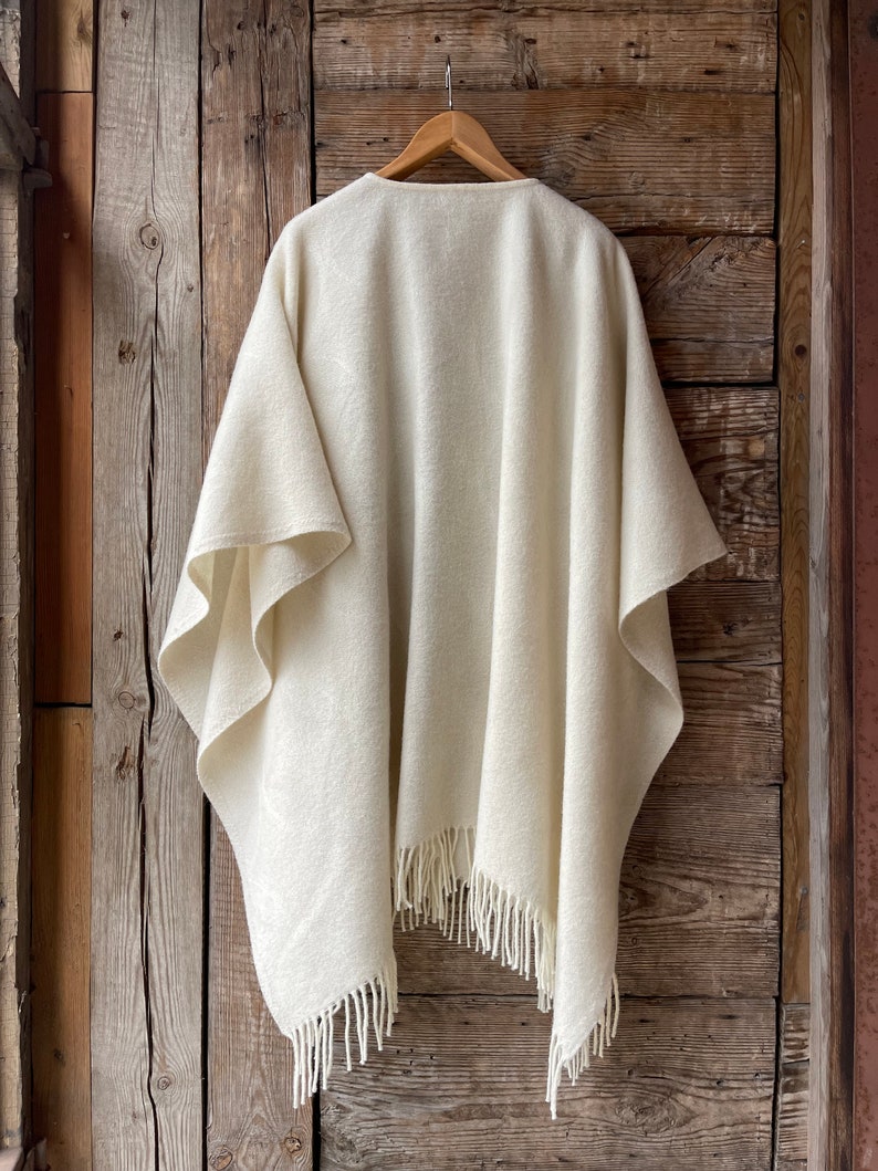 Poncho a mantella aperto beige per donna e uomo Poncho per coperta in lana merino beige grigiastro Scialle caldo avvolgente Poncho a mantella Cardigan aperto sul davanti Beige immagine 6