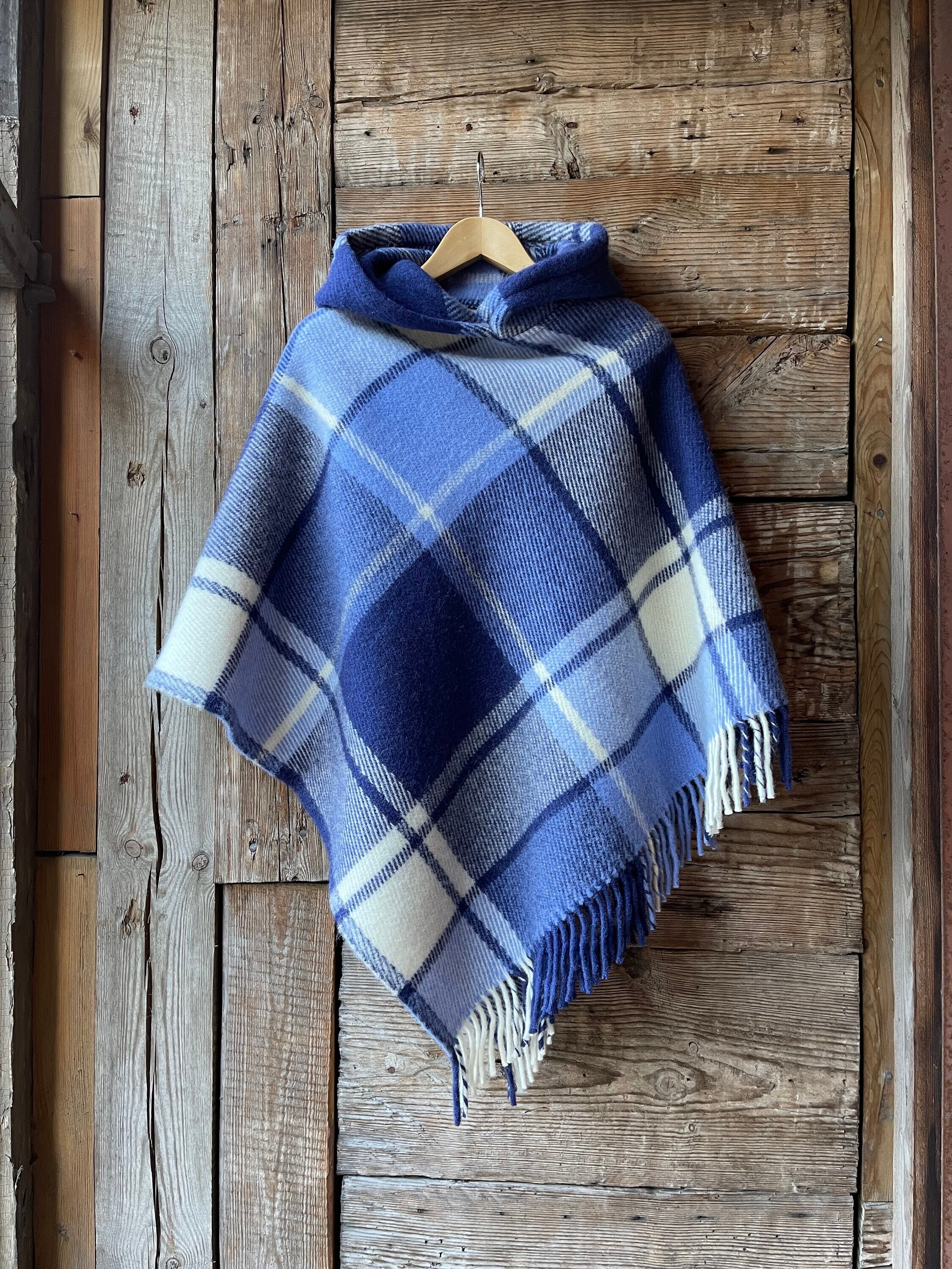 チェック柄のブルーウールブランケットポンチョケープ ブルー/ホワイト