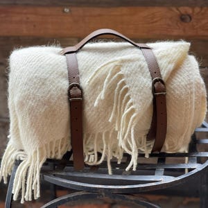 Creme-weiße Alpaka Wolldecke mit Lederband aus cremigem Baby Alpaka/Mohair/Lammwolle Überwurf 140 x 205 cm Geschenkset