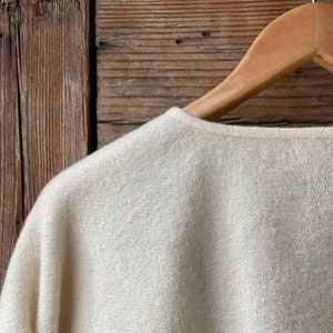 Poncho a mantella aperto beige per donna e uomo Poncho per coperta in lana merino beige grigiastro Scialle caldo avvolgente Poncho a mantella Cardigan aperto sul davanti Beige immagine 7