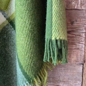 Poncho cape en laine d'agneau vert Poncho pour femme Poncho couverture en pure laine vert/blanc Poncho long en laine Poncho en laine d'agneau vert chaud et beau image 8