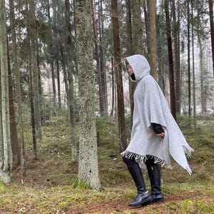 Gray wool poncho hood and fringes Light grey hooded ponchos capes Lambswool blanket poncho Grey Hooded lambswool poncho warm breathable
