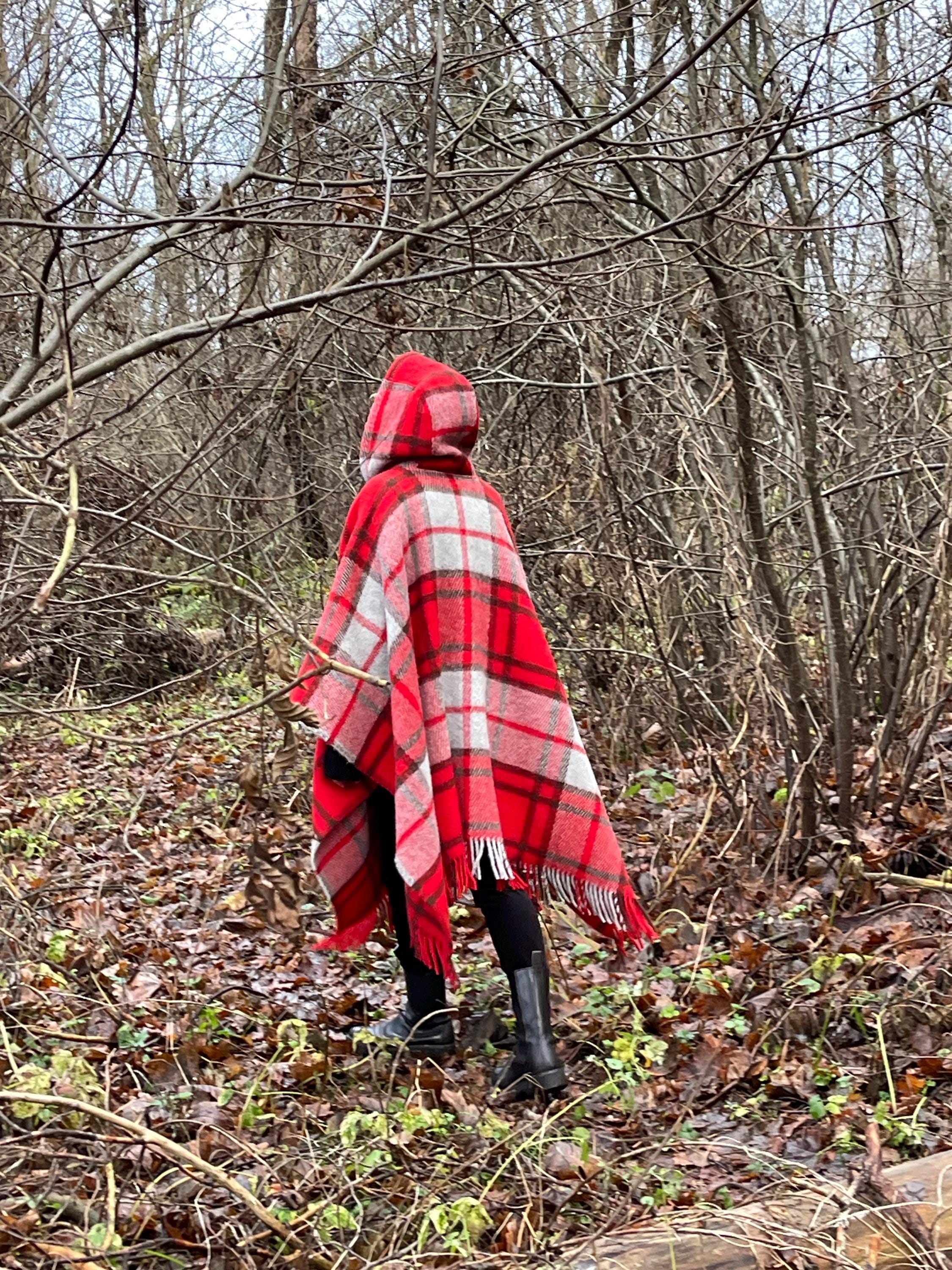 チェック柄のフード付きレッドウールポンチョ、暖かいチェック柄の