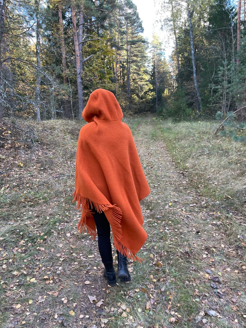 Oranje wollen poncho cape met capuchon en franjes Oranje poncho cape Lange lamswollen poncho met franjes Poncho met capuchon Wollen deken poncho's capes afbeelding 1