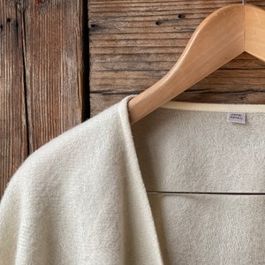 Poncho a mantella aperto beige per donna e uomo Poncho per coperta in lana merino beige grigiastro Scialle caldo avvolgente Poncho a mantella Cardigan aperto sul davanti Beige immagine 2