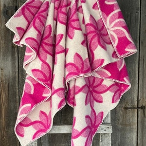 Pink lambswool blanket floral Fuchsia pink/white floral Wool throw blanket Pink floral throw blanket pure lambswool 55&#39;&#39;X81&#39;&#39;/140X205cm