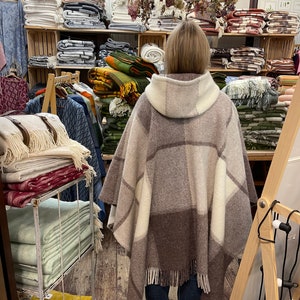 Poncho cape en laine beige avec capuche et grands carreaux Cape poncho à capuche beige/blanc crème en laine d'agneau Poncho cape à capuche en laine d'agneau image 8