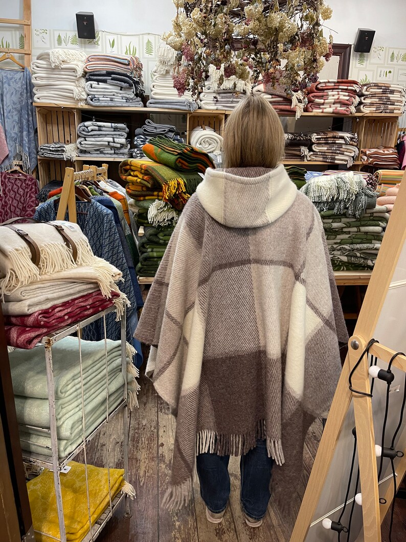 Poncho cape en laine beige avec capuche et grands carreaux Cape poncho à capuche beige/blanc crème en laine d'agneau Poncho cape à capuche en laine d'agneau image 8