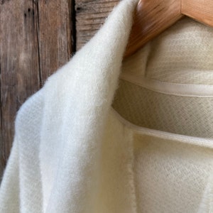 Poncho cape long en laine d'agneau blanc crème avec franges et petit châle Poncho en pure laine pour femmes à carreaux Grand poncho cape en pure laine blanc lait image 5