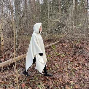 フードとフリンジ付きの白いウールポンチョ ポンチョレディース