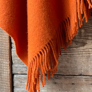 Oranje wollen poncho cape met capuchon en franjes Oranje poncho cape Lange lamswollen poncho met franjes Poncho met capuchon Wollen deken poncho's capes afbeelding 7