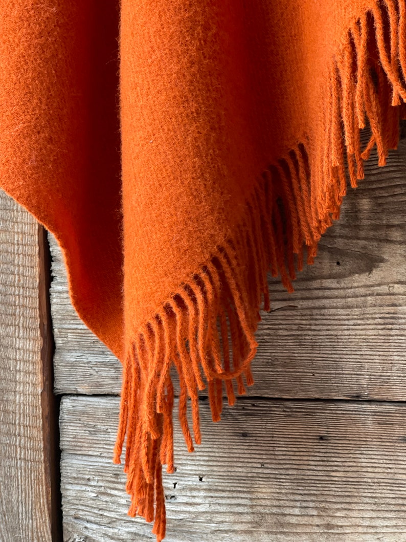 Capa poncho de lana naranja con capucha y flecos Capa poncho naranja Poncho largo de lana de cordero con flecos Poncho con capucha Capas ponchos manta de lana imagen 7