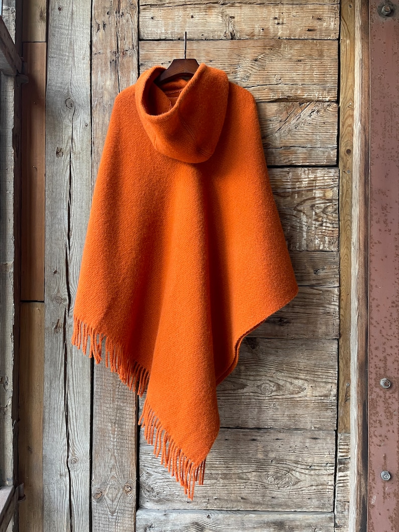 Capa poncho de lana naranja con capucha y flecos Capa poncho naranja Poncho largo de lana de cordero con flecos Poncho con capucha Capas ponchos manta de lana imagen 5