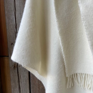 Poncho cape long en laine d'agneau blanc crème avec franges et petit châle Poncho en pure laine pour femmes à carreaux Grand poncho cape en pure laine blanc lait image 7