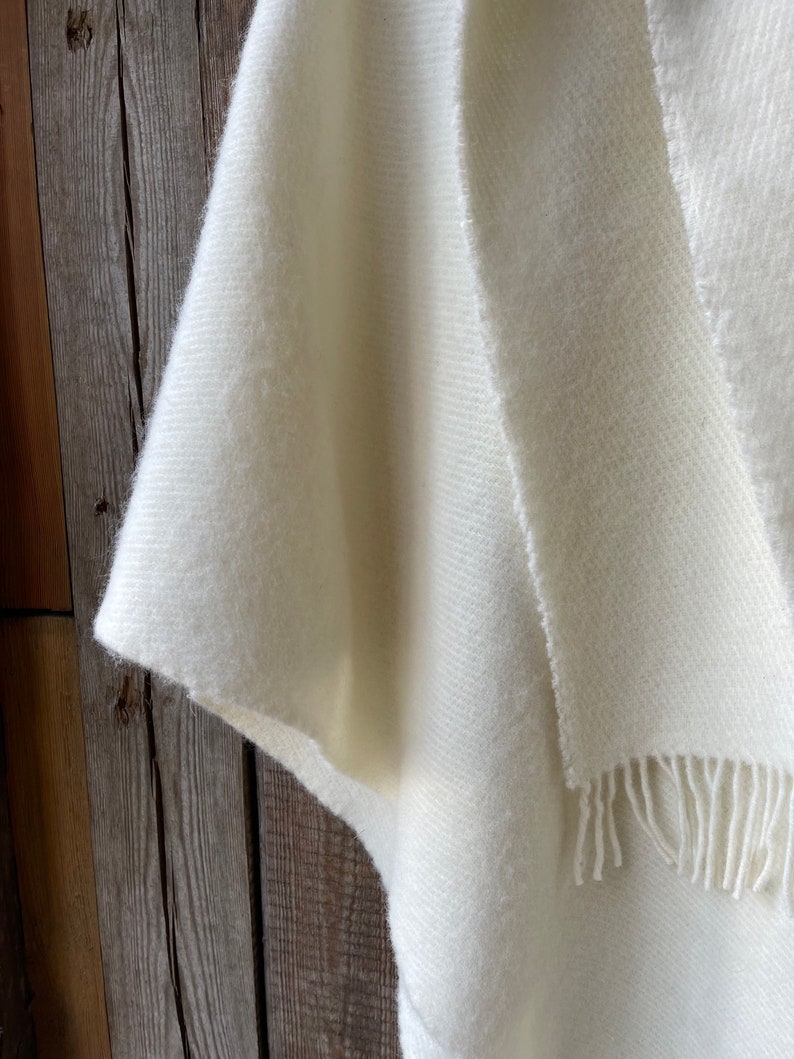 Poncho cape long en laine d'agneau blanc crème avec franges et petit châle Poncho en pure laine pour femmes à carreaux Grand poncho cape en pure laine blanc lait image 7
