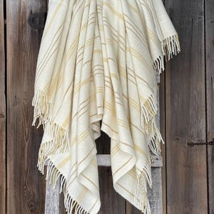 White wool throw blanket with fringes Light yellow/white striped throw blanket pure lambswool warm breathable wool throw 55&#39;&#39;X81&#39;&#39;/140X205cm