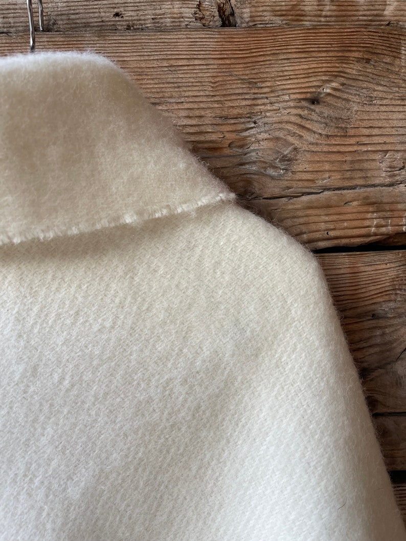 Poncho cape long en laine d'agneau blanc crème avec franges et petit châle Poncho en pure laine pour femmes à carreaux Grand poncho cape en pure laine blanc lait image 8