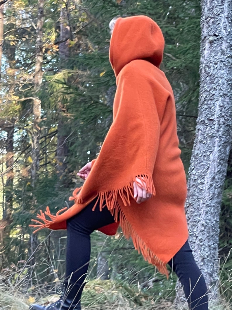 Oranje wollen poncho cape met capuchon en franjes Oranje poncho cape Lange lamswollen poncho met franjes Poncho met capuchon Wollen deken poncho's capes afbeelding 2