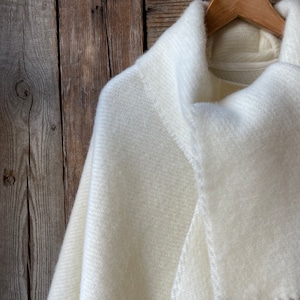 Poncho cape long en laine d'agneau blanc crème avec franges et petit châle Poncho en pure laine pour femmes à carreaux Grand poncho cape en pure laine blanc lait image 4