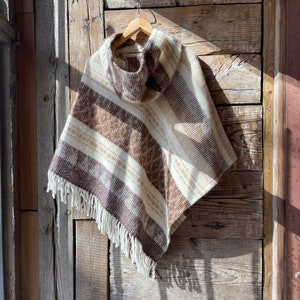 Cape de poncho en laine d'alpaga marron avec franges Mélange d'alpaga et de laine d'agneau cape de poncho marron à capuche ornements ethniques Cape de poncho en laine beige style indigène image 3