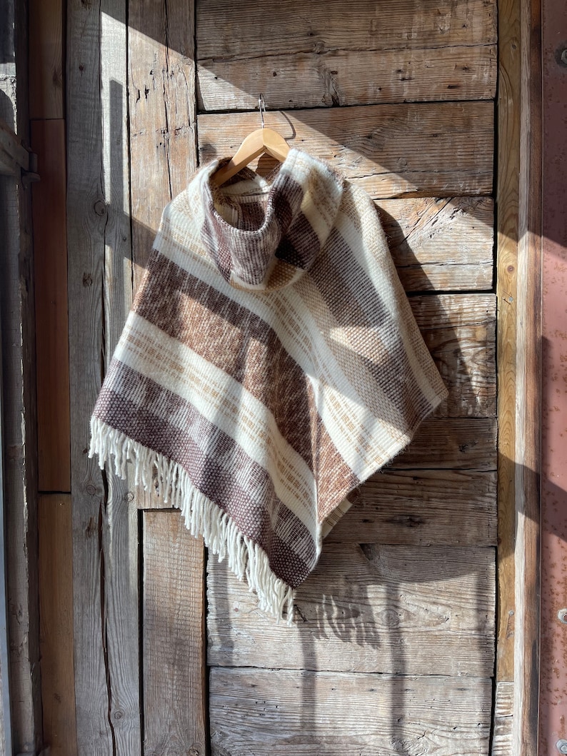 Cape de poncho en laine d'alpaga marron avec franges Mélange d'alpaga et de laine d'agneau cape de poncho marron à capuche ornements ethniques Cape de poncho en laine beige style indigène image 3