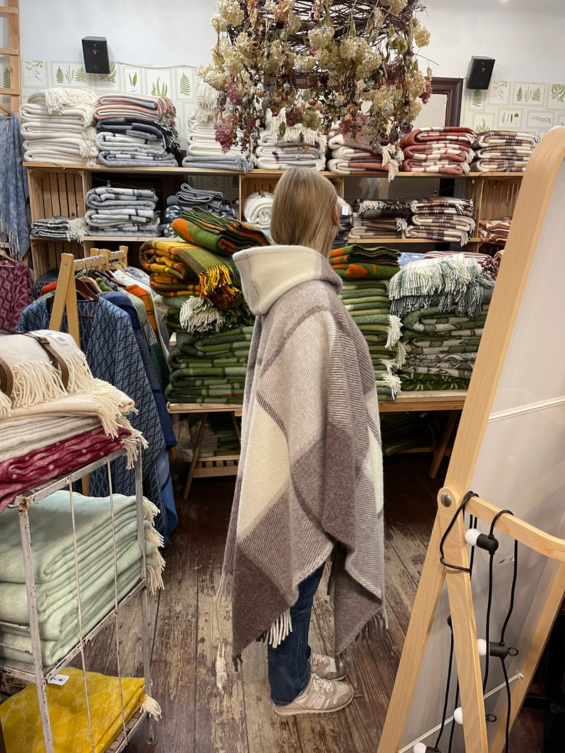 Poncho cape en laine beige avec capuche et grands carreaux Cape poncho à capuche beige/blanc crème en laine d'agneau Poncho cape à capuche en laine d'agneau image 9