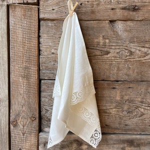 Witte linnen theedoek wit kant, geregen gebroken wit linnen theedoek, vintage stonewashed linnen theedoek wit linnen kant 19&#39;&#39;x 33&#39;&#39;/50 x 85 cm