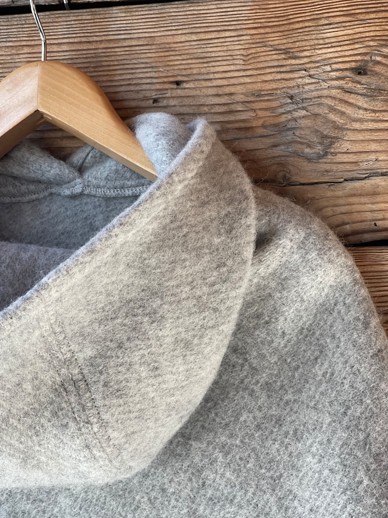 Cape poncho couverture en laine grise à capuche avec franges Cape poncho femme en laine d'agneau gris clair avec franges et capuche Cape poncho couverture en laine image 4