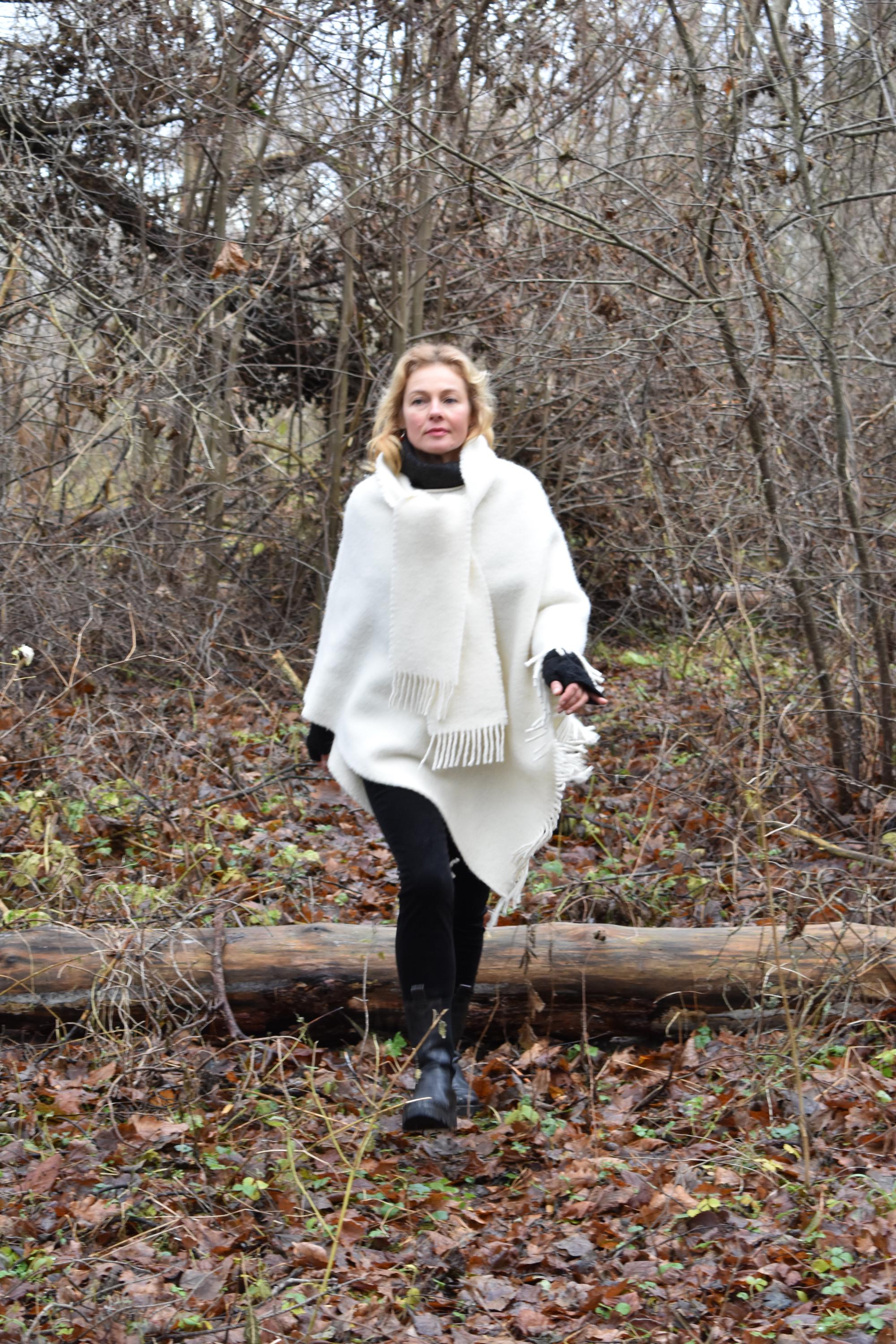 クリームホワイトのラムウールポンチョケープ、ショールカラー付き