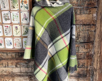 Green wool poncho cape in large check Green/grey pure lambswool poncho Long wool blanket poncho Green lambswool poncho warm and beautiful