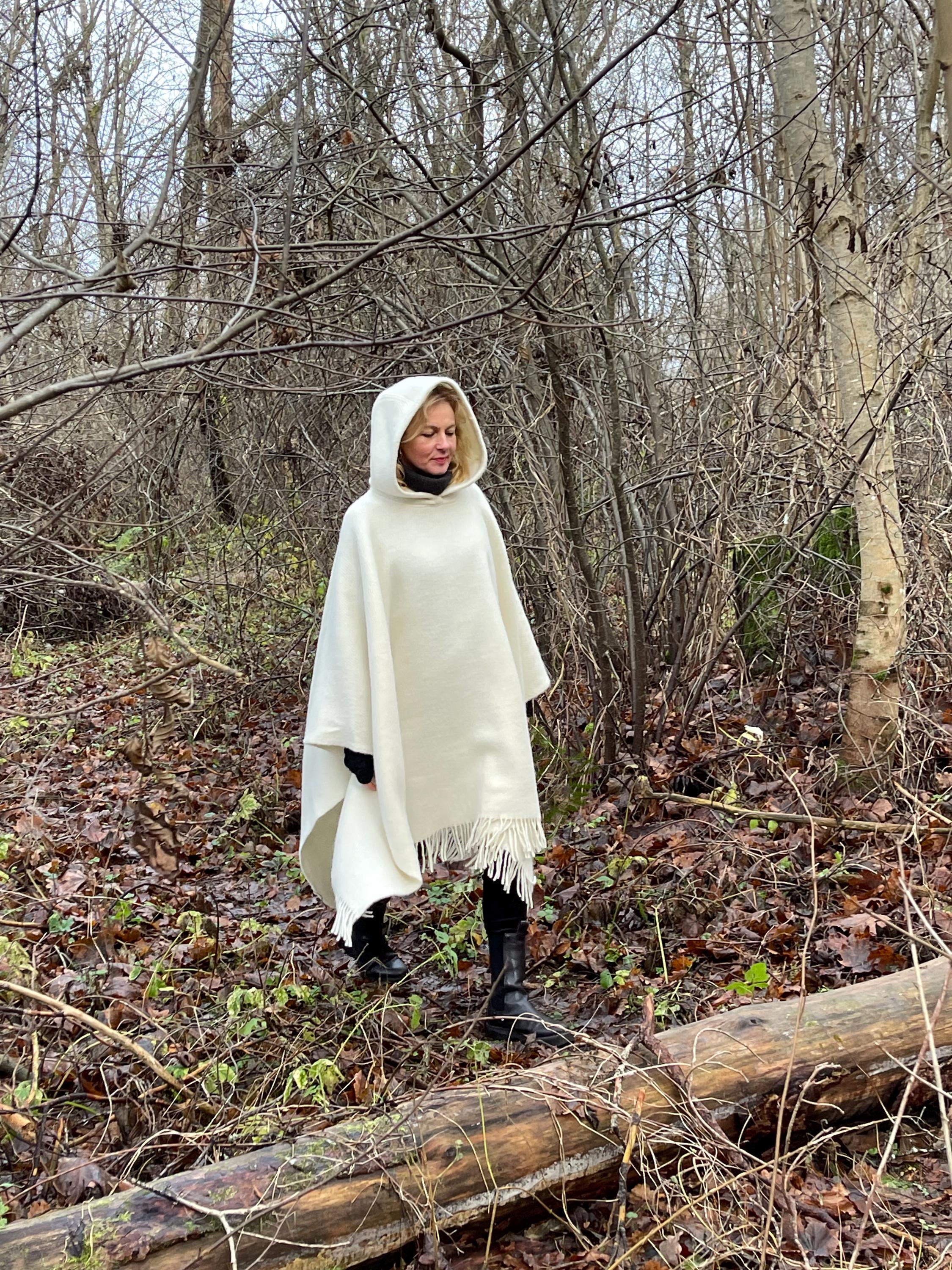 フードとフリンジ付きの白いウールポンチョ ポンチョレディース