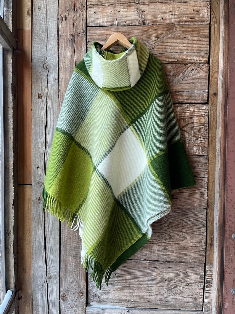 Green lambswool poncho cape Ladies poncho Green/white pure wool blanket poncho Long wool poncho Green lambswool poncho warm and beautiful image 3