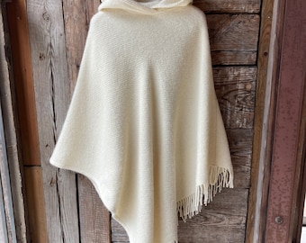 Creme weißer Kapuzen Langer Lammwolle Damen Poncho Kap mit Fransen Reine Wolle Damen Kapuzen Poncho Creme Weißer reiner Wolle Damen Poncho Kap