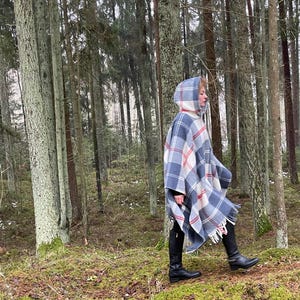 Gray lambswool poncho hooded in check Bluish grey checked hooded blanket ponchos Long pure wool poncho in check Hooded poncho pure wool