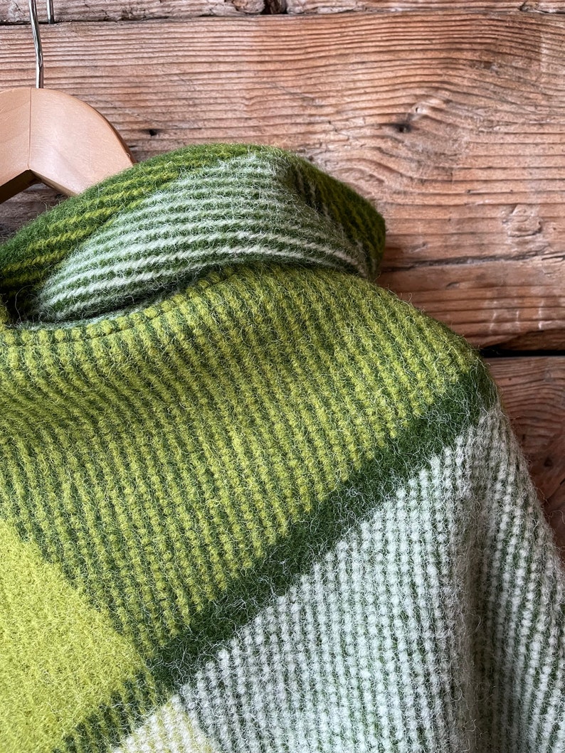 Capa de poncho de lana de cordero verde Poncho de mujer Poncho de manta de lana pura verde/blanco Poncho de lana largo Poncho de lana de cordero verde cálido y hermoso imagen 2