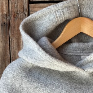 Cape poncho couverture en laine grise à capuche avec franges Cape poncho femme en laine d'agneau gris clair avec franges et capuche Cape poncho couverture en laine image 8