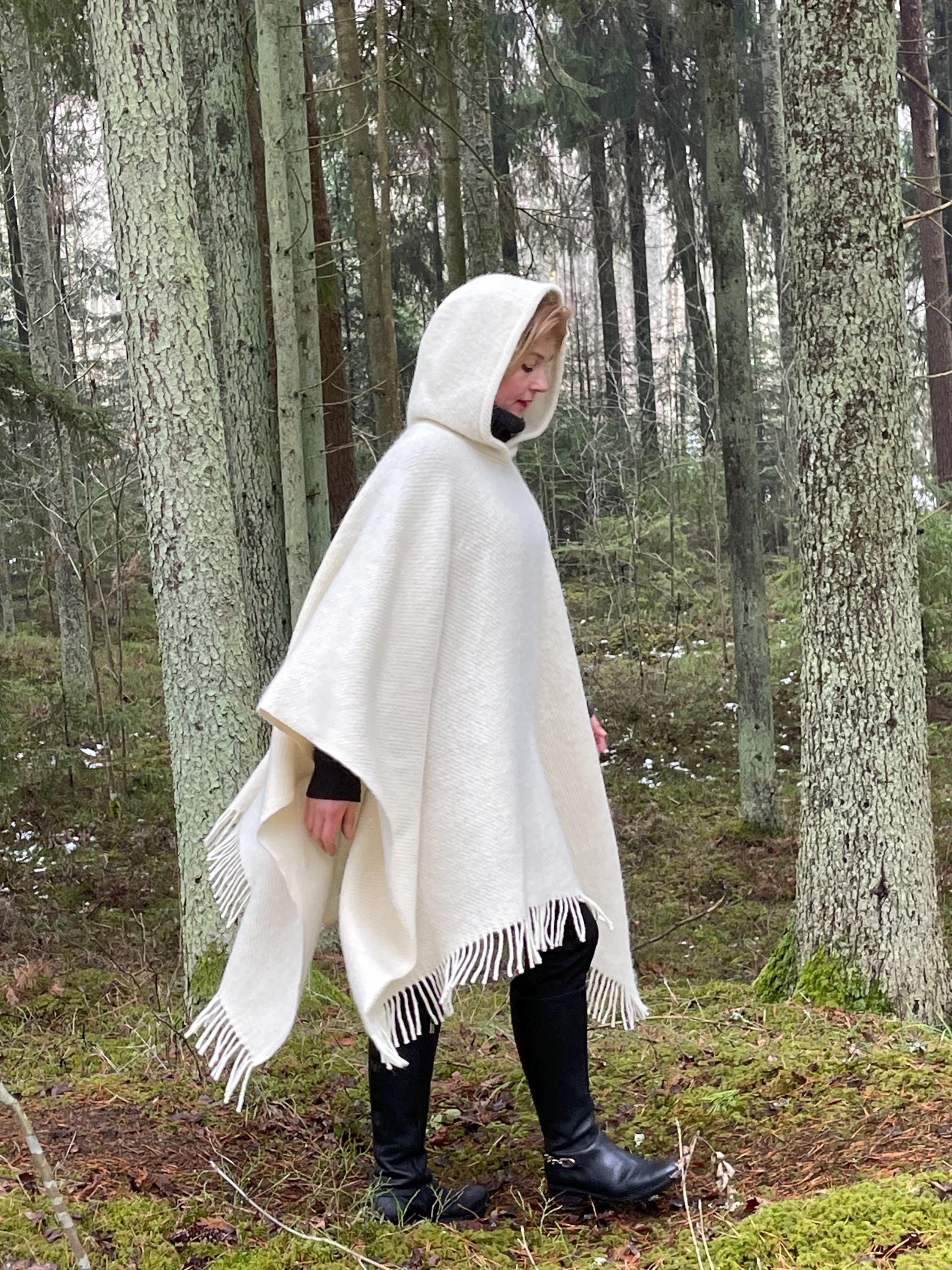 クリーム色のアルパカウールブランケットポンチョ（フード付き