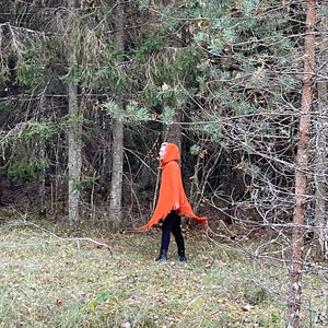 Capa poncho de lana naranja con capucha y flecos Capa poncho naranja Poncho largo de lana de cordero con flecos Poncho con capucha Capas ponchos manta de lana imagen 10