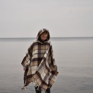 Brown wool blanket poncho hooded Beige/brown/white checked hooded poncho with fringes Long wool man poncho Lambswool blanket woman poncho