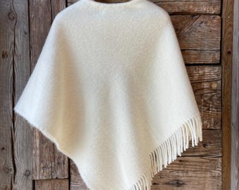 Crèmewitte wollen ponchocape Witte dekenponcho met franjes Zuivere wollen dekenponcho Crèmewitte wollen dekenponcho middellang