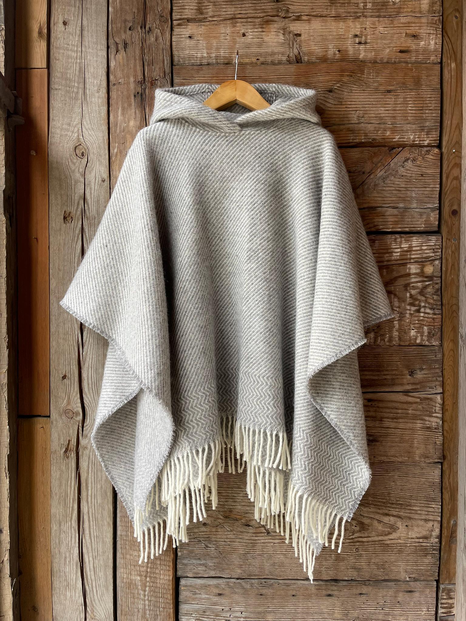 Poncho grigio con cappuccio e frange in lana Poncho grigio chiaro